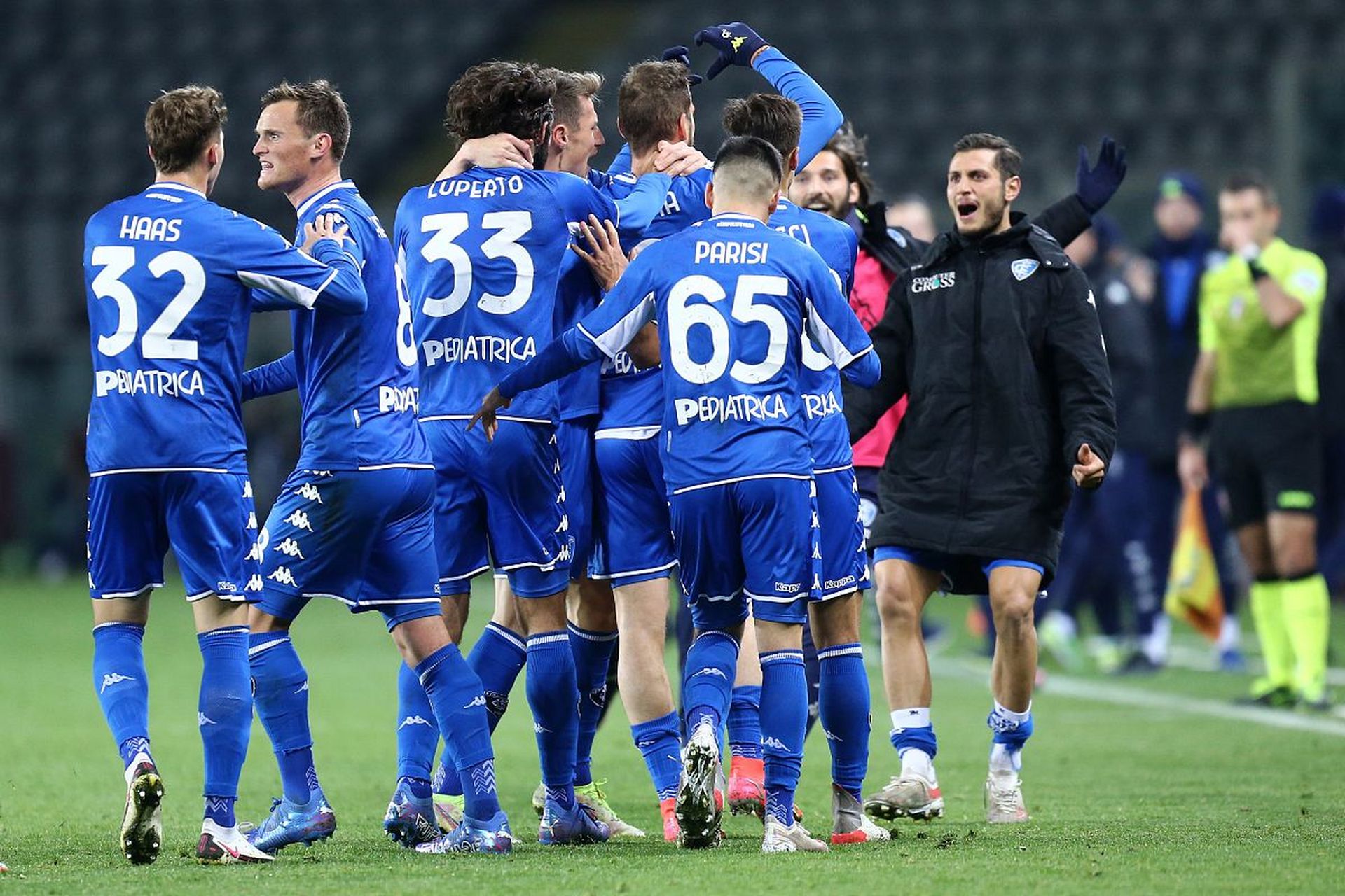 赛前单膝跪 赛前单膝跪