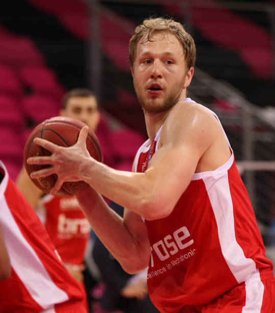 尽管他在之 尽管他在之